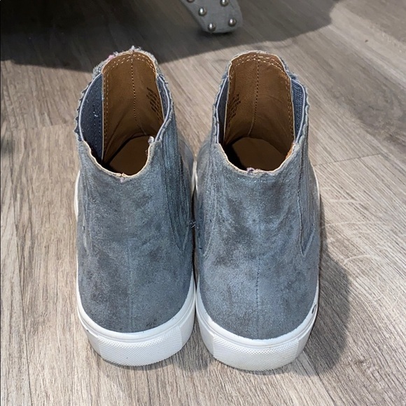 grey suede karrlton slip on steve madden booties - Picture 4 of 7